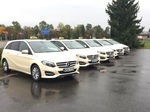Reihe heller Mercedes-Taxis der Taxi-Zentrale-Weiden nebeneinander aufgestellt