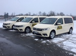 Cremefarbene Taxis der Taxi-Zentrale-Weiden mit gelbem Dachschild